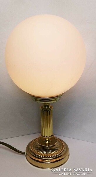 Gömb tejüveg búrás asztali lámpa, kifogástalan működőképes állapotban.