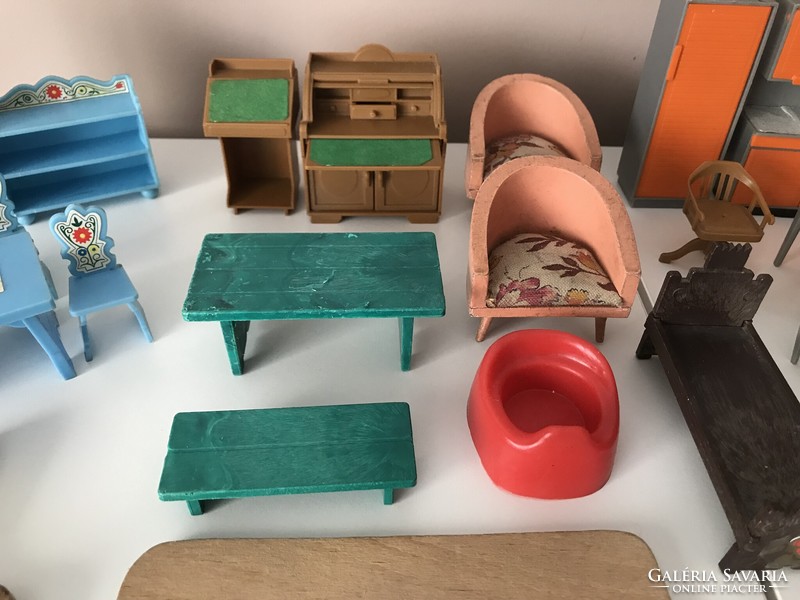 Fa és műanyag babaházi bútorok