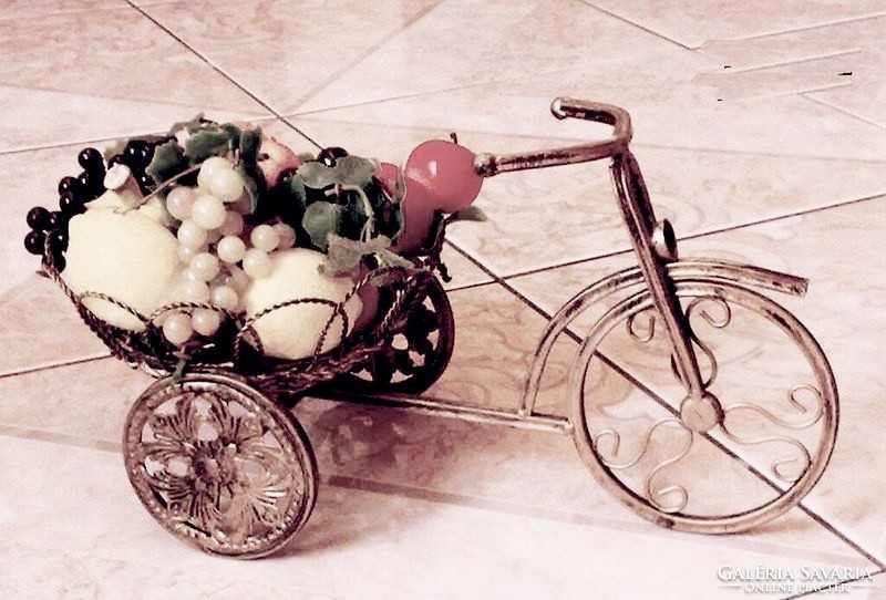 Wicker basket fruit holder tricycle, for garden or rustic style decoration