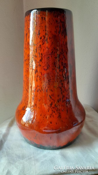 This vase is a real beauty, a retro collector's item from the 60s, 28 cm high, flawless.
