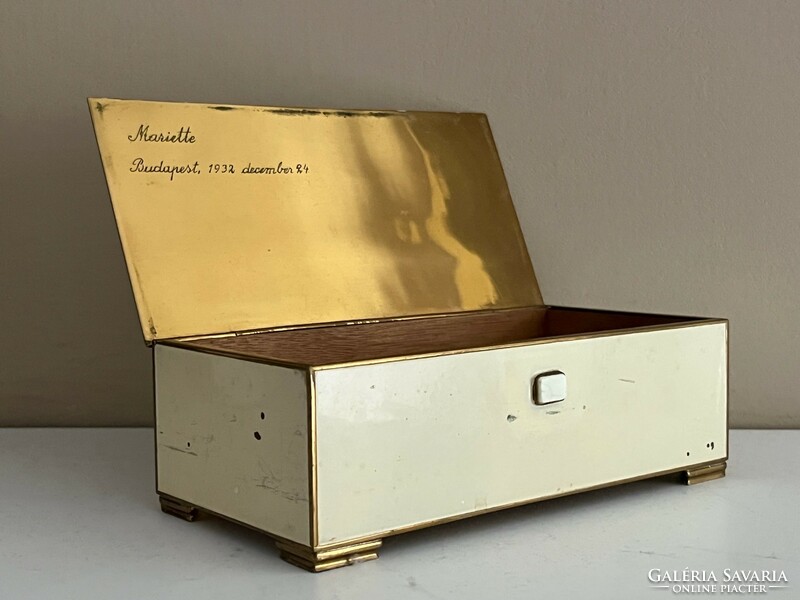 Brass ges gesch jewelry box covered with cream-colored enamel layer xx. From the beginning of the century (rarity)