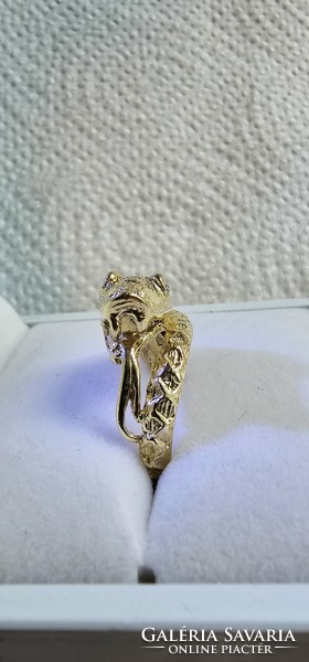 Kígyófejes női arany gyűrű, gyémánt szemekkel.