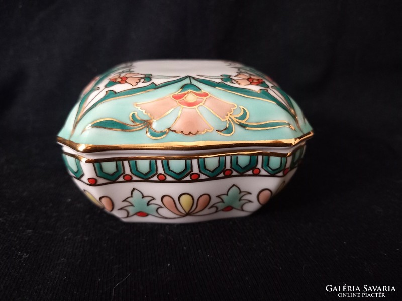 Beautiful Zsolnay small bonbonnier with Persian pattern, richly painted, new, in perfect condition