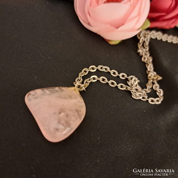 Rose quartz pendant with silver-plated chain, 2 cm
