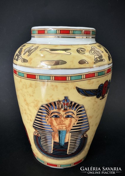 Egyiptomi vitrin porcelán váza Fáraó díszítéssel