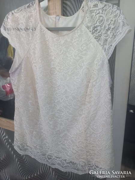 Size M elegant lace top with Japanese sleeves.