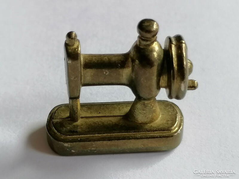 For a retro doll house, metal mini sewing machine 33.