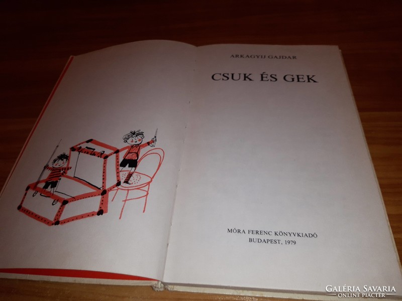 Arkagyij P. Gajdar - Csuk és Gek könyv