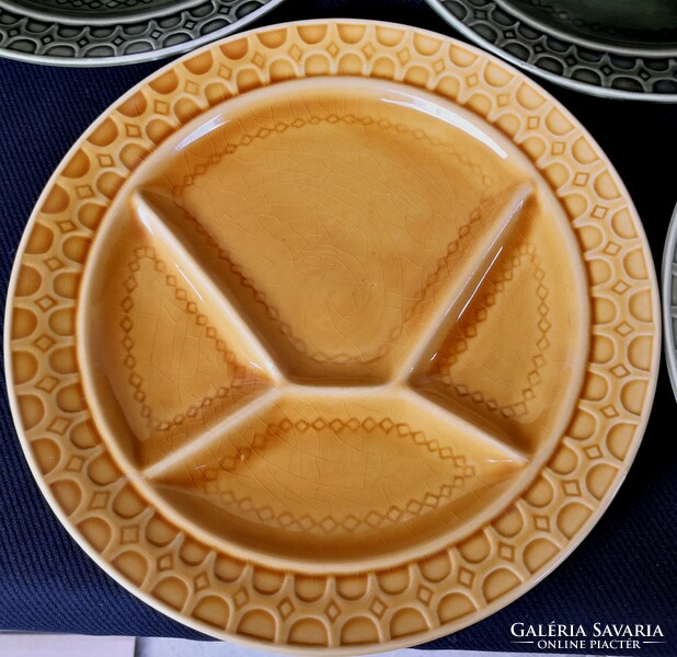 Dt/326. Sarreguemines glazed majolica fondue plates