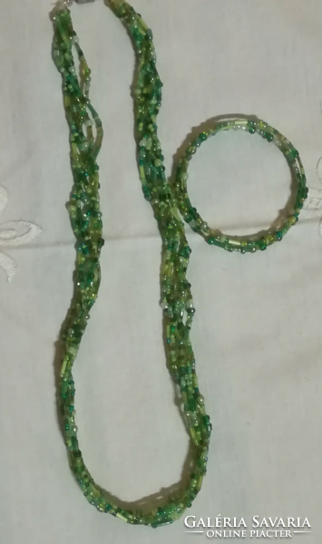 Jewelry set with glass beads.