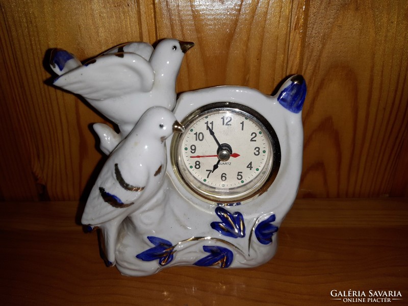 Faulty porcelain clock, table clock with bird element