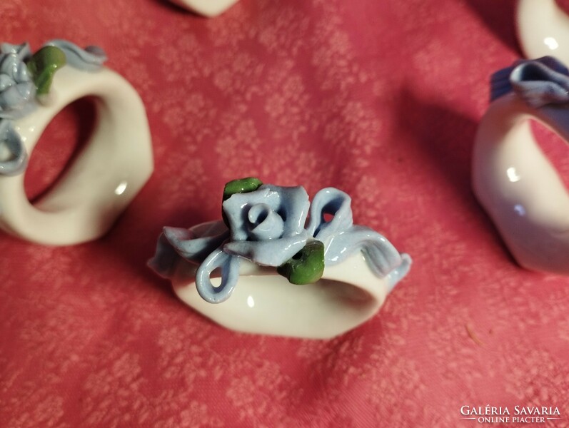 6 db. kézzel formázott rózsás porcelán szalvétagyűrű