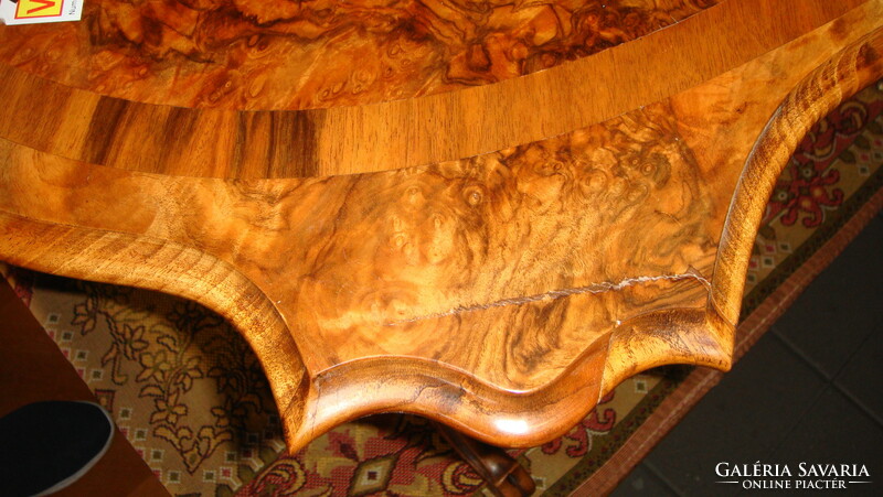 Neobaroque dining table, in good condition.
