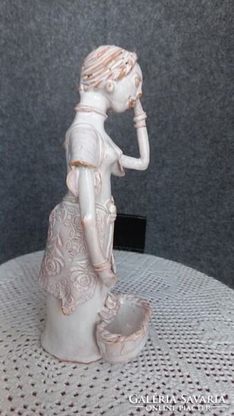 Ritka, Nászay Csilla kézjegyével ellátott fehér alapmázas kerámia szobor, magassága 20 cm