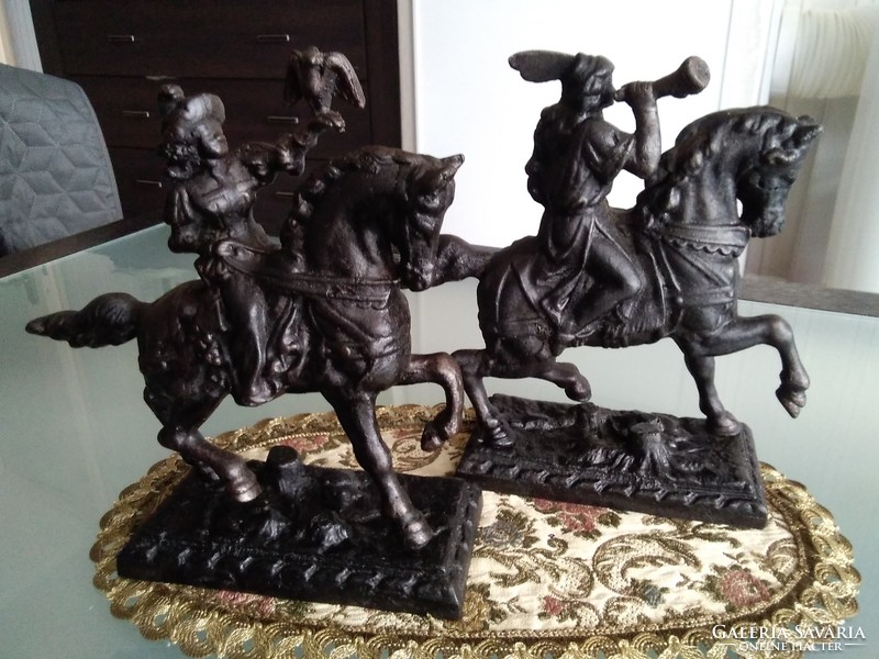 Vas öntvény solymász és kürtös antik lovas szobrok, a régi vadászatok megjelenítése együtt!