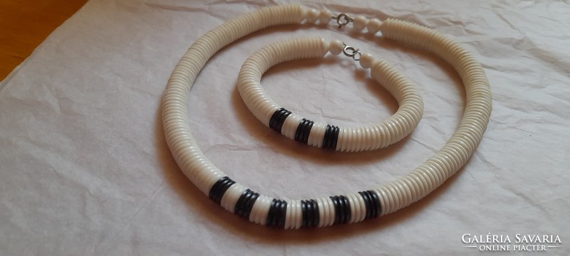Retro plastic necklace and bracelet set