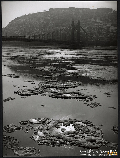 Agyobb méret, Szendrő István fotóművészeti alkotása. Budapest, Erzsébet híd, Gellért-hegy, jégzajlás
