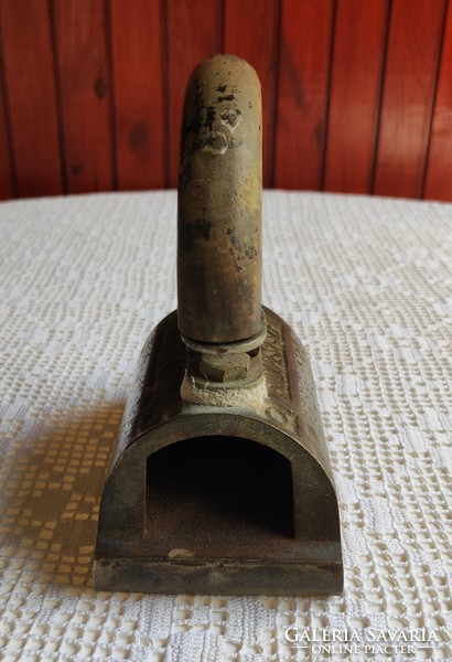 Old gas iron in good condition