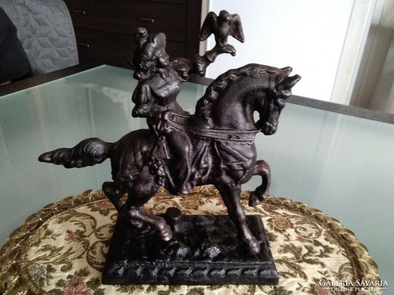 Vas öntvény solymász és kürtös antik lovas szobrok, a régi vadászatok megjelenítése együtt!
