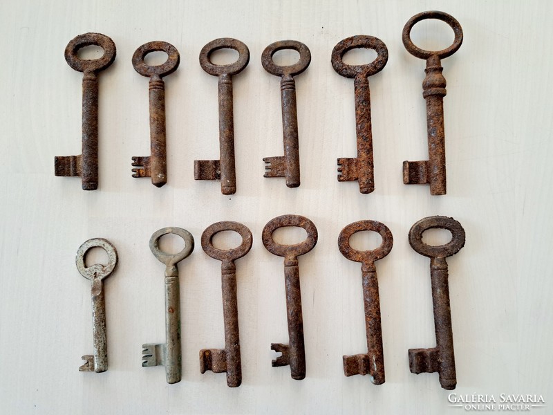 12 Pieces of old keys
