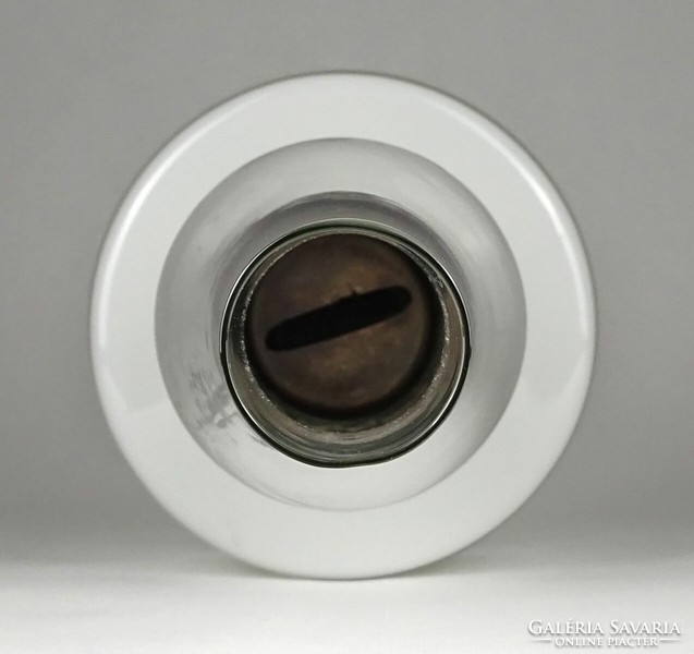 1N743 Antik tejfehér fújt üveg petróleumlámpa cilinderrel 49 cm