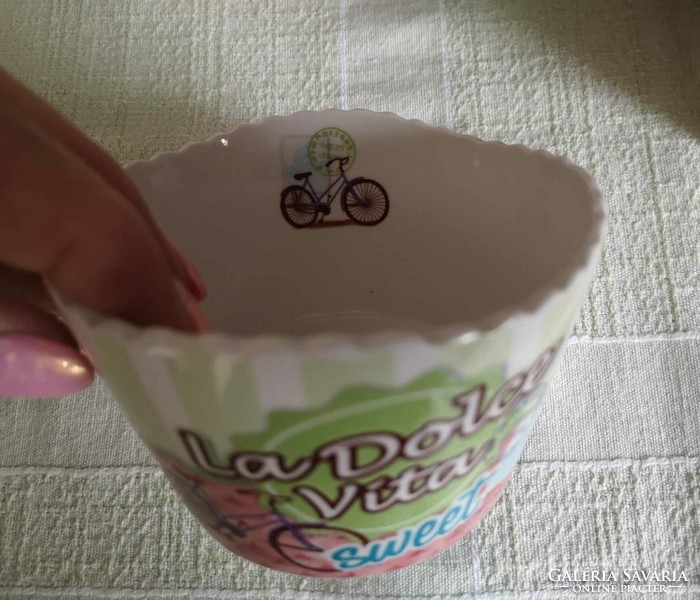 Porcelain ice cream cups 