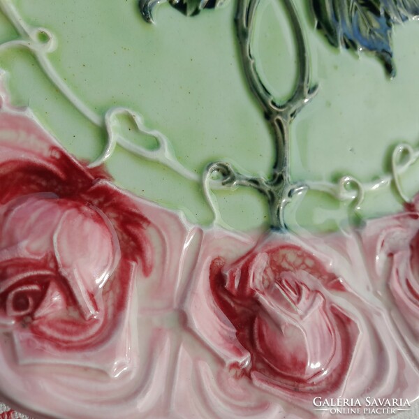 SCHÜTZ BLANSKO (1870 -1900) rózsás fali majolika szecessziós dísztál, 33 cm átmérő