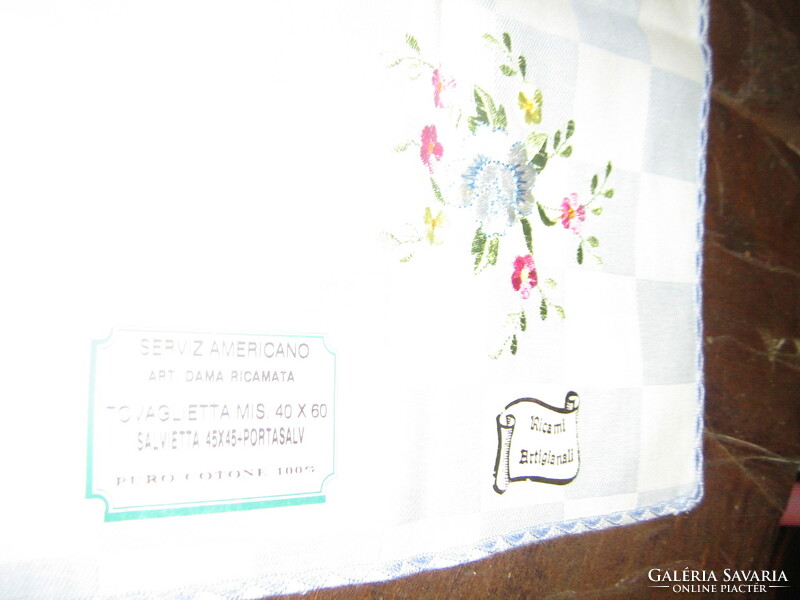 Charming ricami artisanal napkin set in holder
