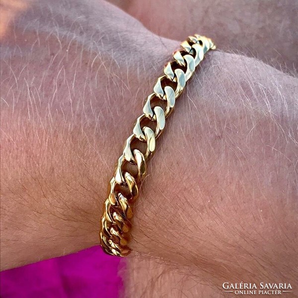 Cuban gold-colored bracelet with rounded eyes, but where the ends meet, it is unisex.