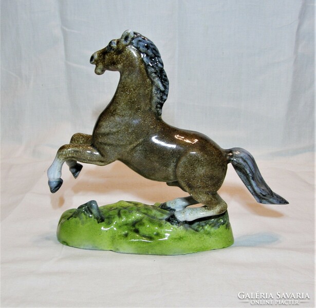 Cast iron horse - paripa