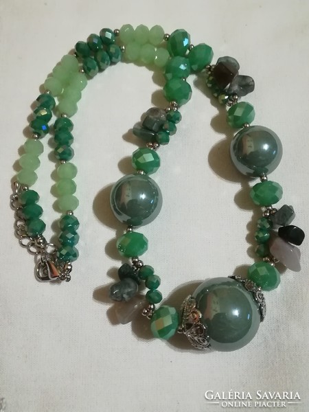 Fashionable necklace with mineral and glass crystal beads.