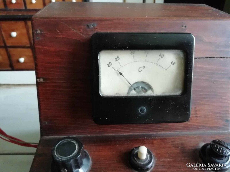 Mérőműszer, készítői jelzéssel, félvezető hőmérő, régi fa dobozos műszer, házilag készítve