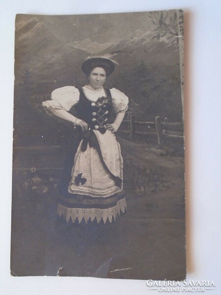 D197059 Régi fotó   Hölgy népviseletben  1910k