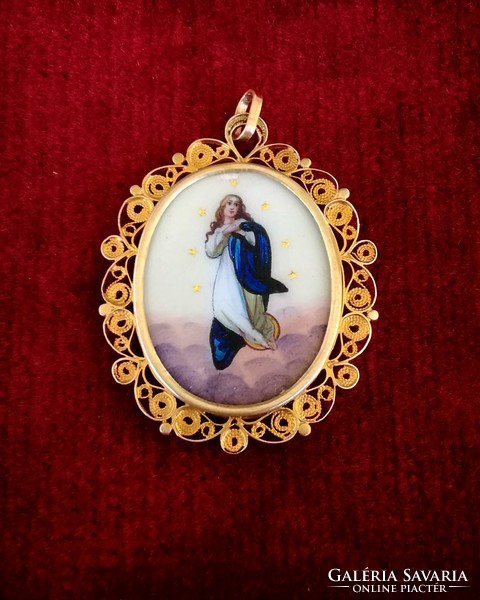 Photo holder filigree gold pendant with enamel picture, 11 grams