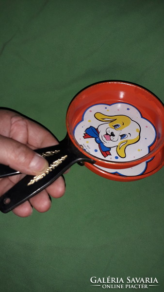 Régi fém lemez lemezáru babaszoba konyhai eszközök 2 db serpenyő kutyus mintával egybe képek szerint