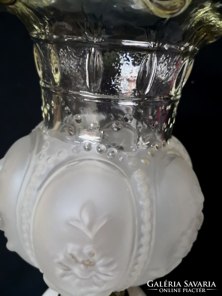 DT/356 – Porcelán betétes réz asztali lámpa, fodros, fújt savmaratott üvegbúrával