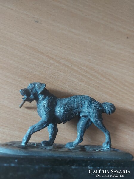 Bronze hunting dog statue, the base approx. 10X5 cm, stone