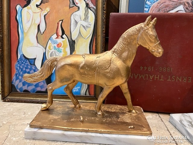 Ló szobor, tömör rézből, márvány talpon, 18 cm-es.
