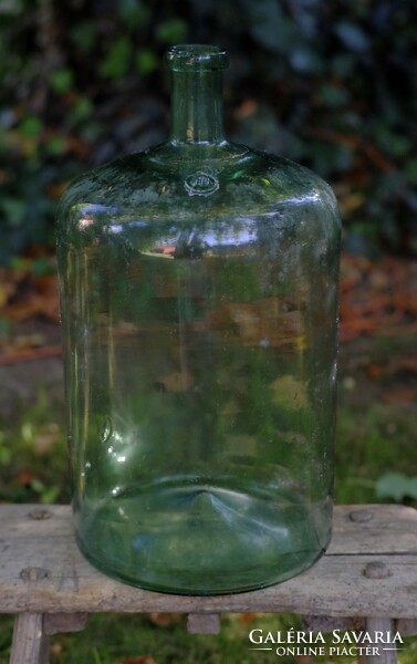 Antik zöld, szakított aljú, rátett nyakú Huta üveg, 19. század közepe