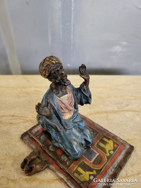Bécsi arab jelenet imaszőnyegen bronzszobor