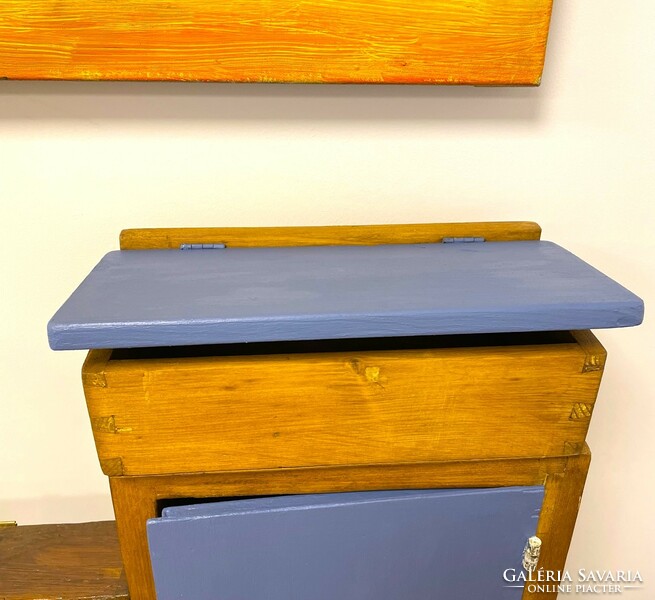 Kisméretű fali fa tároló doboz, nyitható tetejű kék/barna