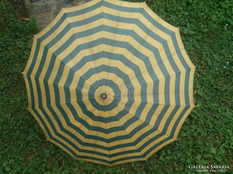 Régi, fanyelű, csíkos női esernyő