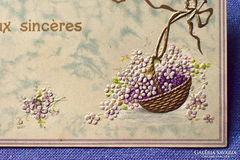 Antik dombornyomott  litho üdvözlő képeslap arany kosárban apró virágok