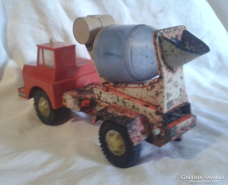 Retro lemez lendkerekes Mammut betonkeverő teherautó