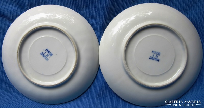 2 Japanese small plates with a flower pattern, missing marked for replacement, diameter 14.5 cm.