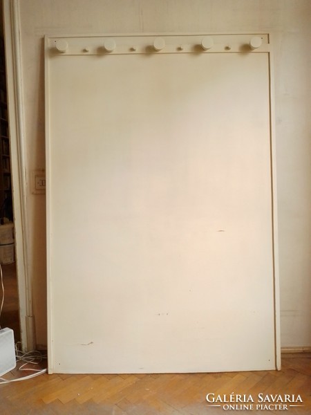 Régi fehér festett fa előszobafal esztergált akasztó fogas előszoba bútor