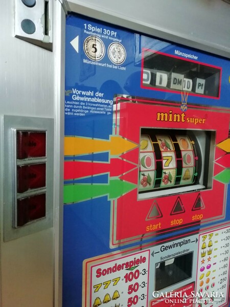 Game machine, electro-mechanical from the 1980s, a nice decorative item or can be refurbished