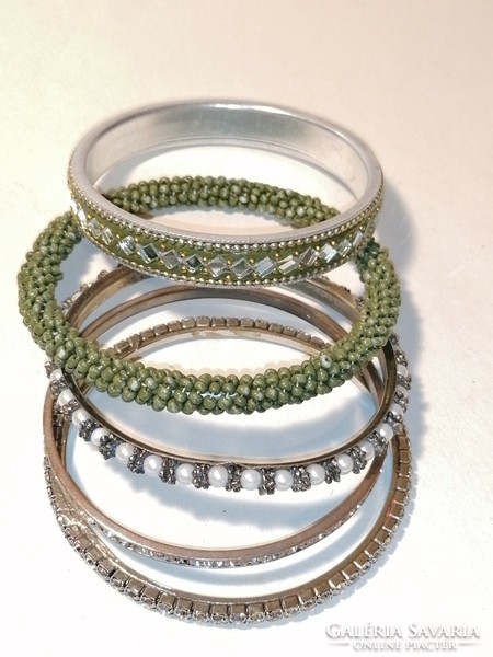 5 bracelets (869)