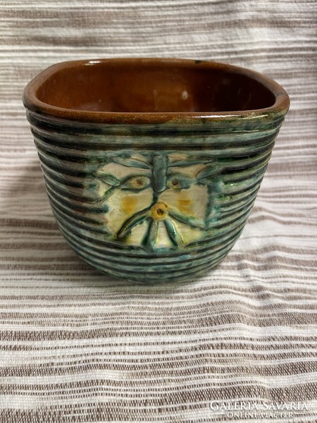 Ceramic pot of Elizabeth Sárai