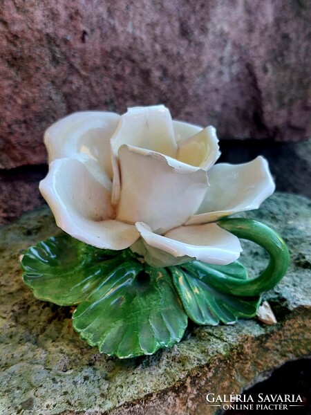 Fehér rózsa porcelán gyertyatartó.